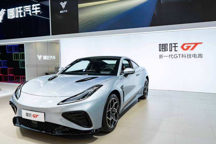 广州215哪吒汽车在智能汽车领域的表现，领途汽车在新能源汽车市场中的影响力